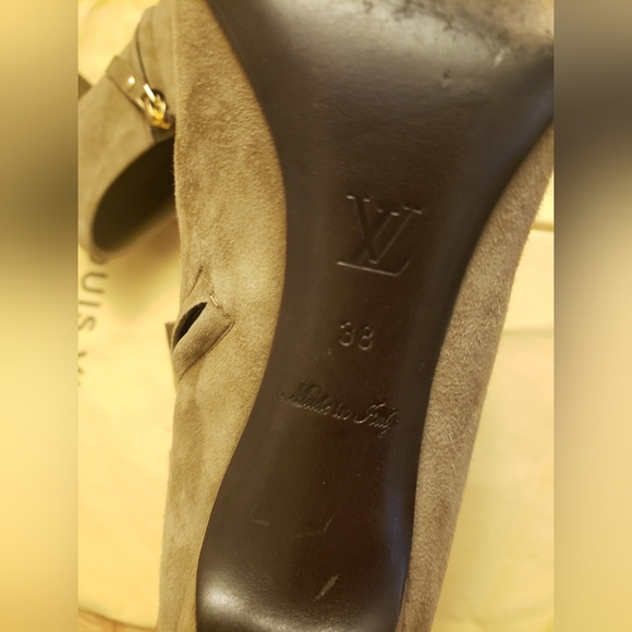 Louis Vuitton suede V Bahiana booties size 38 **Read Details ** - Picture 9 of 13